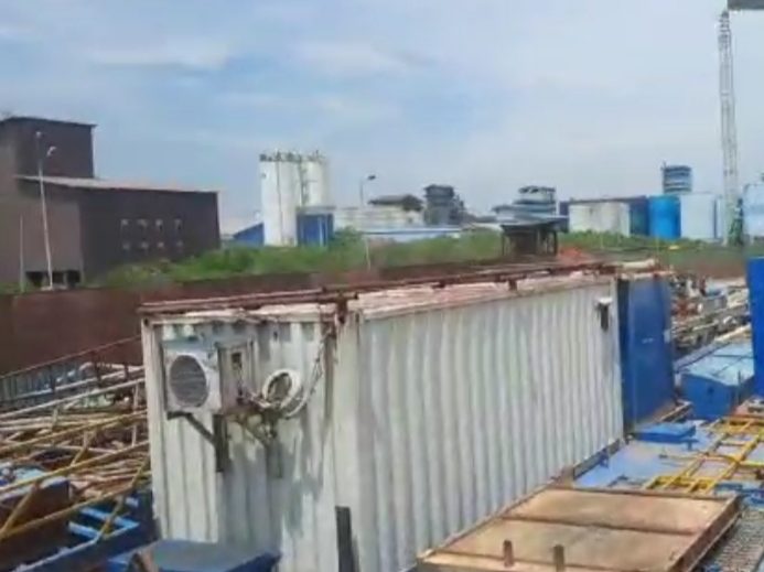 Gudang dan area penumpukan